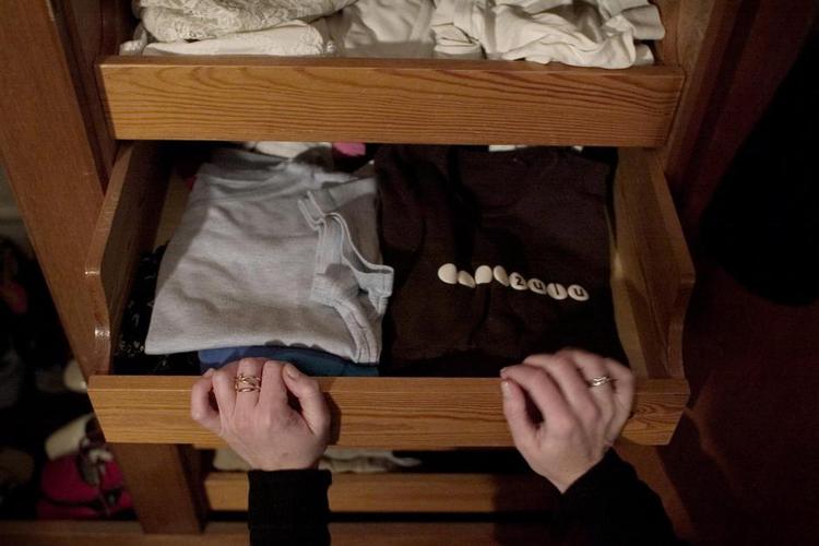 Genbrug. En del julegaver kommer fra andres skuffer og skabe, da stadig flere er klar til at give og modtage brugte gaver. Arkivfoto: Peter Hove Olesen 