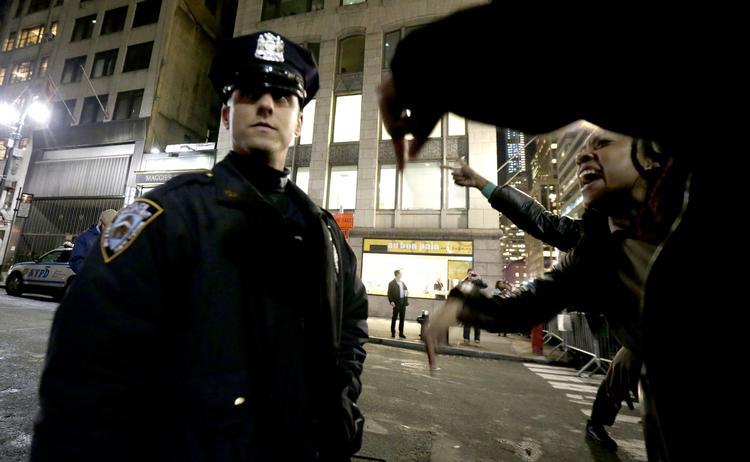 Rettigheder. New Yorks politistyrke har sagt, at de føler sig forpligtet til at genopbygge offentlighedens tillid. De amerikanske borgere svarer dem igen 