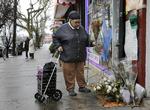 USA. En kvinde lægger blomster ved det sted i Staten Island, hvor Eric Garner blev dræbt af politiet. 