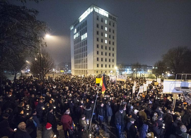 I aftes var omkring 2.000 demonstranter på gaden i delstatshovedstaden, hvor de blandt andet råbte: »Ud med Stasi« 
