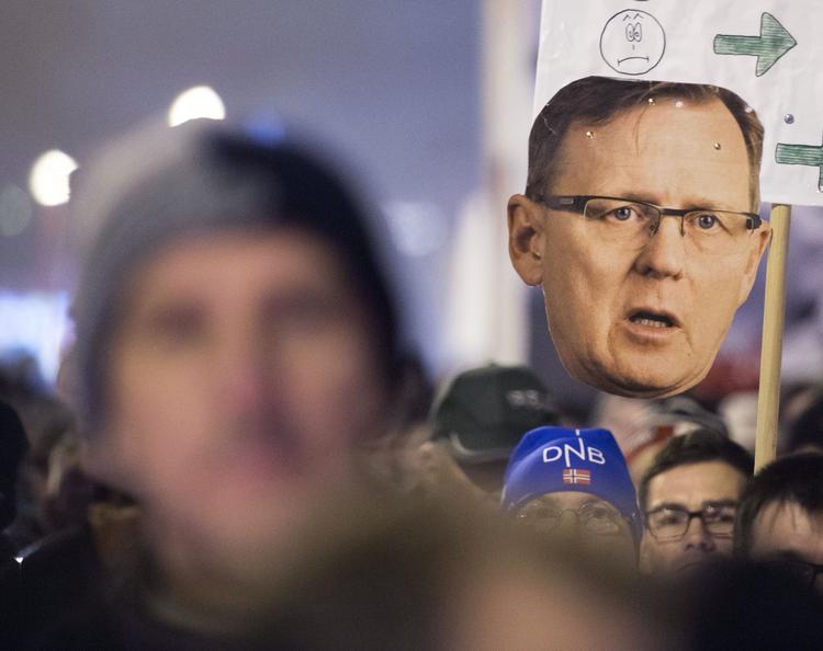 Demonstration. Tyskere på gaden i protest over udsigten til at Die Linkes mand Bodo Ramlow (billedet på plakaten, red.) kan få magten som ministerpræsident i Thüringen. 