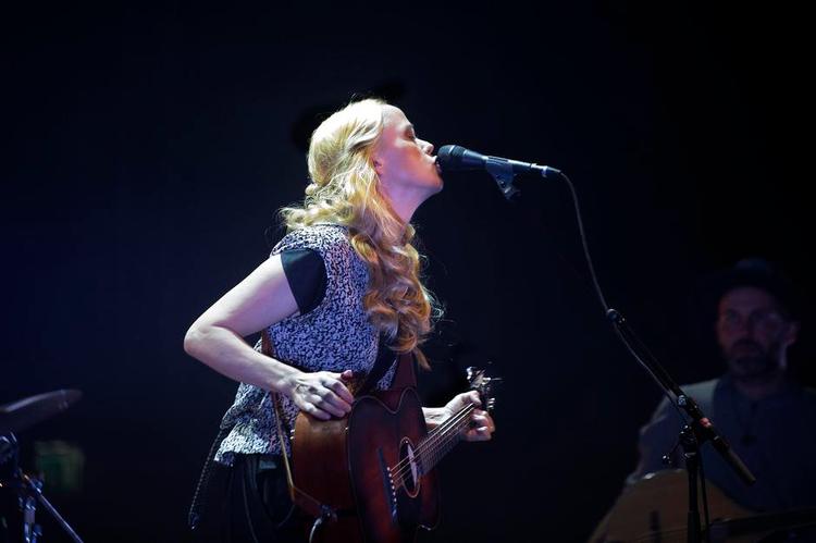 populær. Utallige koncerter i ind- og udland har gjort Tina Dickow til et skattet livenavn med fire udsolgte københavnerkoncerter. 