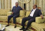 Magtmenneske. Eritreas præsident Isaias Afewerki (til venstre) har centraliseret magten i det afrikanske land. Her mødes han i maj med Sudans præsidemt  Omar al-Bashir. 