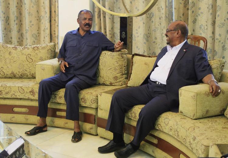 Magtmenneske. Eritreas præsident Isaias Afewerki (til venstre) har centraliseret magten i det afrikanske land. Her mødes han i maj med Sudans præsidemt  Omar al-Bashir. 