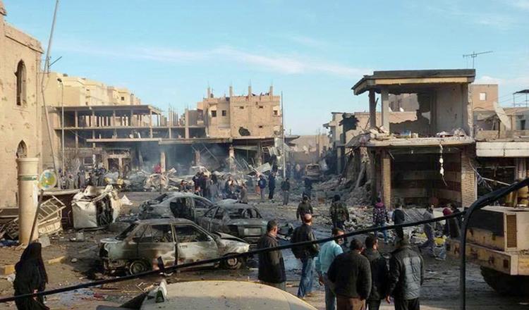Folk i byen Raqqa er gået på gaden efter et luftangreb fra Bashir Assads styrker. 