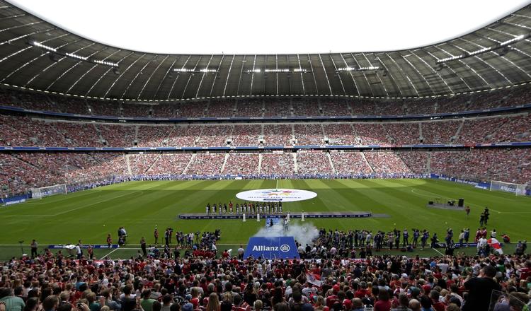 kø. Bayern München har ikke problemer med at få udsolgt til kampene på det imponerende Allianz Arena. 