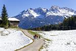 Pulver. Skifolket sukker efter sne. Milde temperaturer har fået flere skisportssteder til at udskyde åbningen. Her i Trentino, Italien, er sneen heller ikke for alvor kommet. 