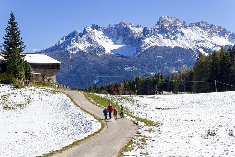 Pulver. Skifolket sukker efter sne. Milde temperaturer har fået flere skisportssteder til at udskyde åbningen. Her i Trentino, Italien, er sneen heller ikke for alvor kommet. 