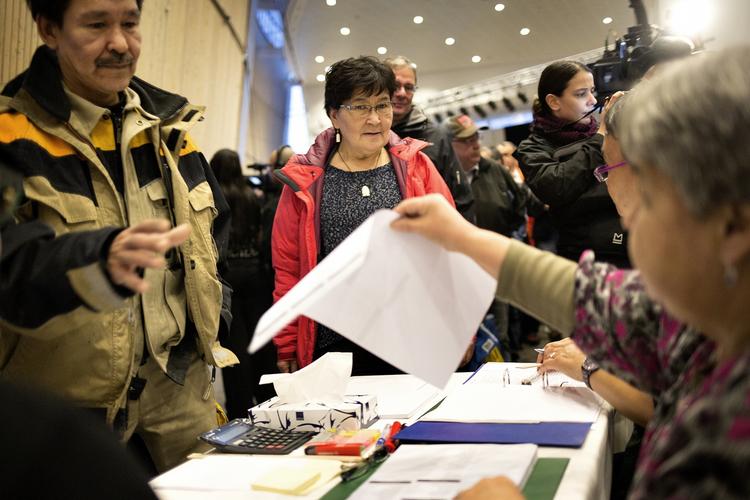 Resultatet. De fleste grønlandske vælgere gav i fredags økonomien som den vigtigste grund til deres stemme. Nu er en ny regering blevet samlet først og fremmest af råstofpolitikken. 
