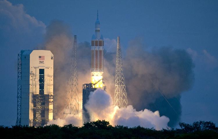 Orion ventes at returnere til Jordens atmosfære med 30.000 kilometer i timen senere fredag aften. 