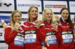 GULD. For et år siden var Kelly Riber Rasmussen (nr. to fra højre) med på holdet, der vandt guld i 4x50 meter fri ved EM i Herning, men i år er det Julie Levisen, der udgør holdet i både 4x50 og 4x100 meter fri sammen med Pernille Blume, Jeanette Ottesen og Mie Ø. Nielsen. 