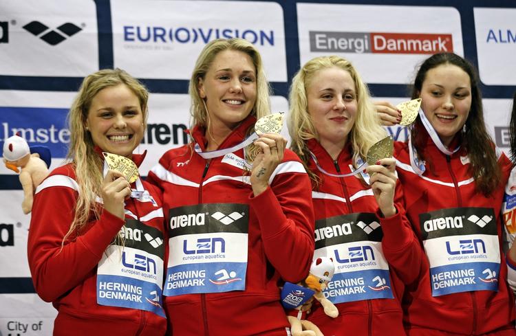 GULD. For et år siden var Kelly Riber Rasmussen (nr. to fra højre) med på holdet, der vandt guld i 4x50 meter fri ved EM i Herning, men i år er det Julie Levisen, der udgør holdet i både 4x50 og 4x100 meter fri sammen med Pernille Blume, Jeanette Ottesen og Mie Ø. Nielsen. 