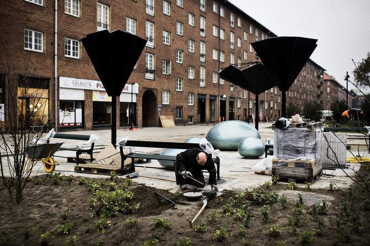 KLIMAKVARTER. I stedet for at anlægge større kloakker for at klare store regnskyl, er der blevet skabt et grønt byrum med overfladeafledning på Østerbro. 