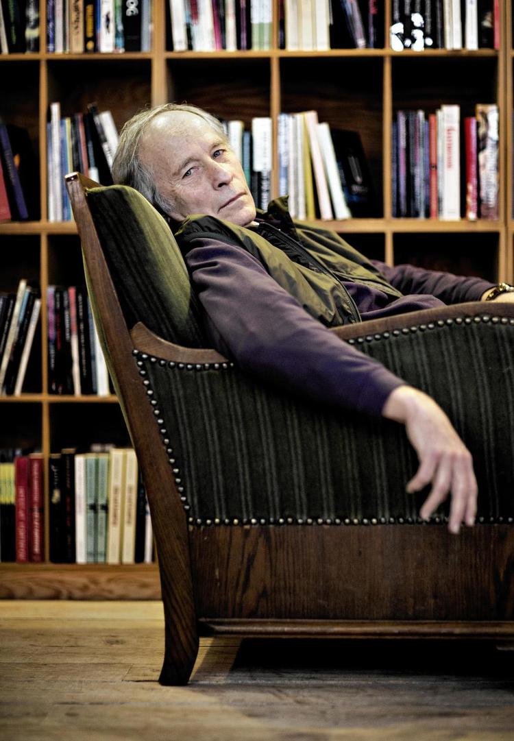 Makker. Richard Ford har fulgtes med Frank bascombe i snart tredive år. Sammen har de oplevet middelklassens materielle optur og værdimæssige deroute. 