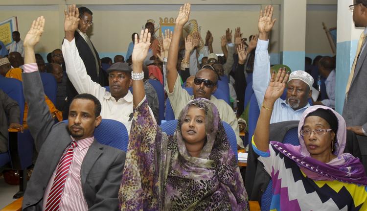 AFSTEMNING. Premierminister Abdiweli Sheikh Ahmed tabte en mistillidsafstemning i parlamentet. Afstemningen kommer, blot to uger efter at Danmark husede en international FN-konference om Somalias fremtid, hvor man forsøgte at lægge pres på den somaliske regering for at skabe ro, så der i stedet kunne fokuseres på landets akutte problemer. 