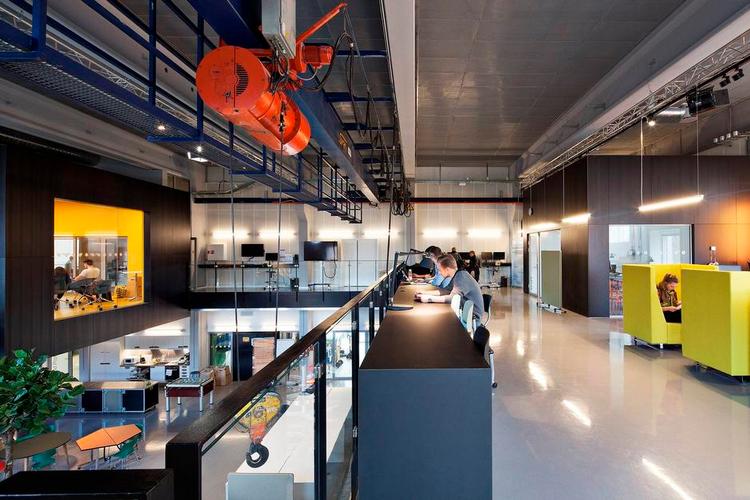 Balkonen. Sorte rammer holder om de mange enheder i det åbne DTU Skylab. 