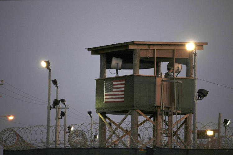 Løsladelse. USA overlader seks mænd, som har siddet indespærret i Guantanamo-fængslet i over 10 år, til Uruguay, som vil give dem et nyt hjem i Sydamerika. 