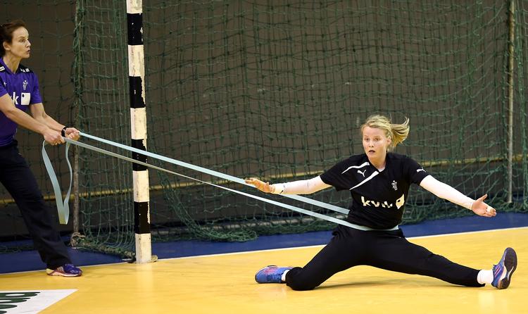Træning. Målmandstræner Marie Møller har godt fat i Sandra Toft. 