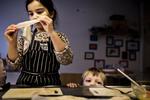 Tilberedning. Melissa og Lukas, begge på 5 år, klargør dagens frokost i køkkenet på Garvergården, som stort set kun benytter sig af økologiske råvarer. 