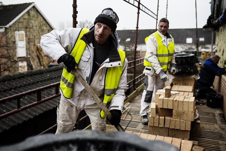 slid. Murerarbejdsmand Peter Mortensen (forrest) tvivler lige som mange andre lønmodtagere inden for sit erhverv på, at han kan beholde sit nuværende arbejde helt frem til pensionsalderen. 