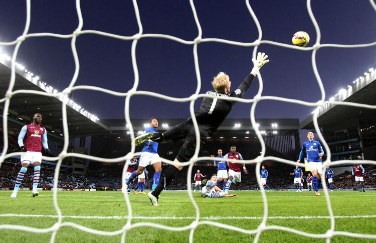 MÅL. Et skud fra Ciaran Clark smutter forbi Kasper Schmeichel. 