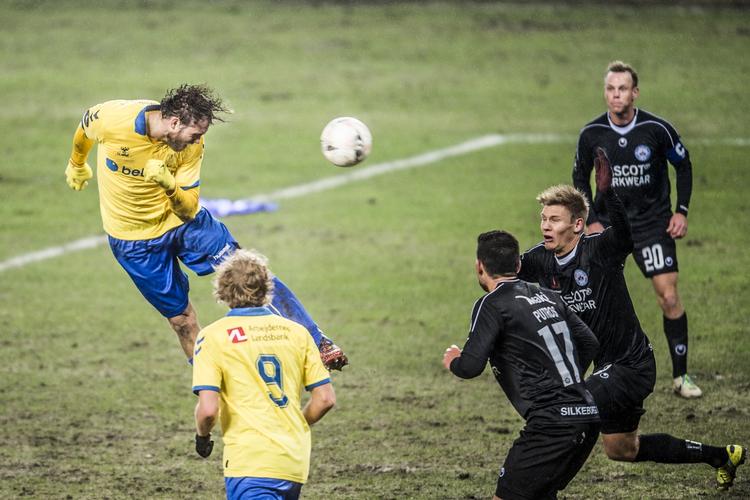 HOEVDSTØD. En meget tændt Johan Elmander header mod mål i kampen med så mange udsættelser, at den sluttede cirka en time senere end planlagt. 