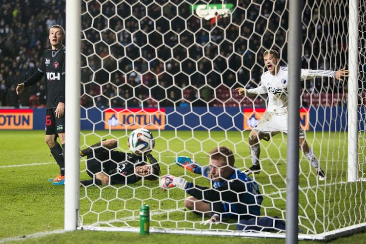 1-0. Et selvmål af Jim Larsen bragte FC København på sejrskurs. 