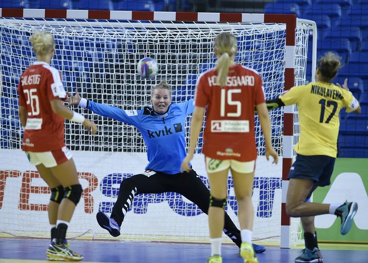 REDNING. Med 13 redninger var Sandra Toft stærk i målet, men tre kiksede udkast trak fra i regnskabet. 