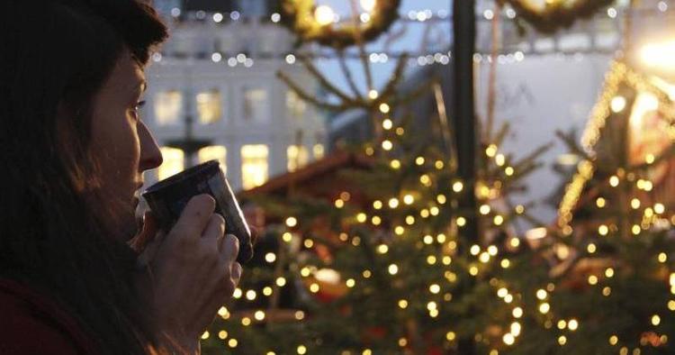 Få varmen. Glühwein skal være krydret og rumme både rødvin og rom. 