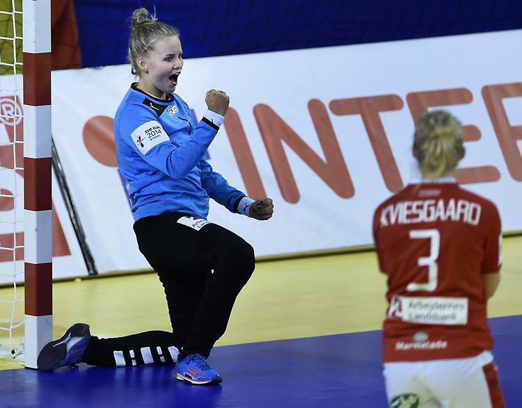 Optur. Sandra Toft indledte kampen på bænken, men var derefter toneangivende i det danske spil. 