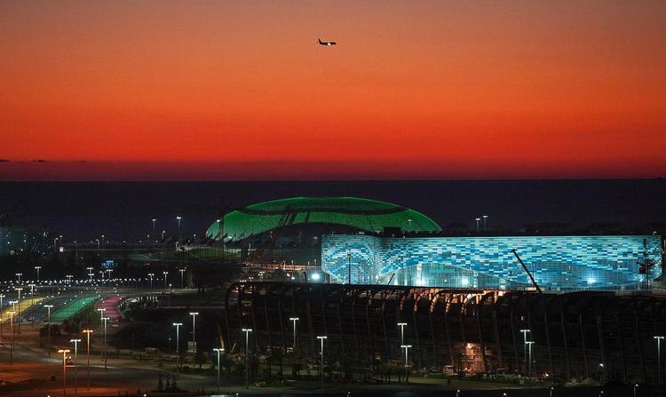 OVERBUD. De olympiske vinterlege i Sotji kostede i omegnen af 300 milliarder kroner for Vladimir Putins Rusland. De groteske udgifter til anlæg og byggeri er det vildeste eksempel på, at det snart erumuligt for mindre nationer at være med, hvis ikke IOC griber ind i proceduren. 
