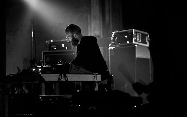 Rejsende. Ben Frost følte sig aldrig hjemme i Australiens varme, så han flyttede så langt væk, man næsten kunne komme - til Island. 