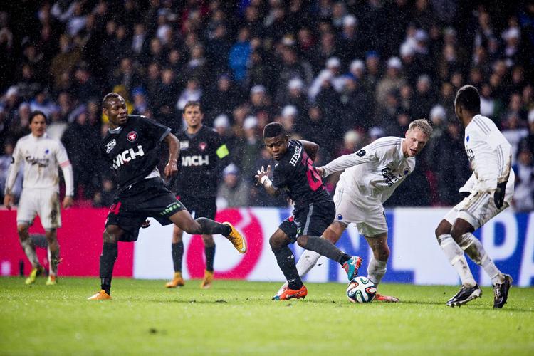 Topkamp. FCK’erne vandt matchen på pløjemarken på Østerbro. 