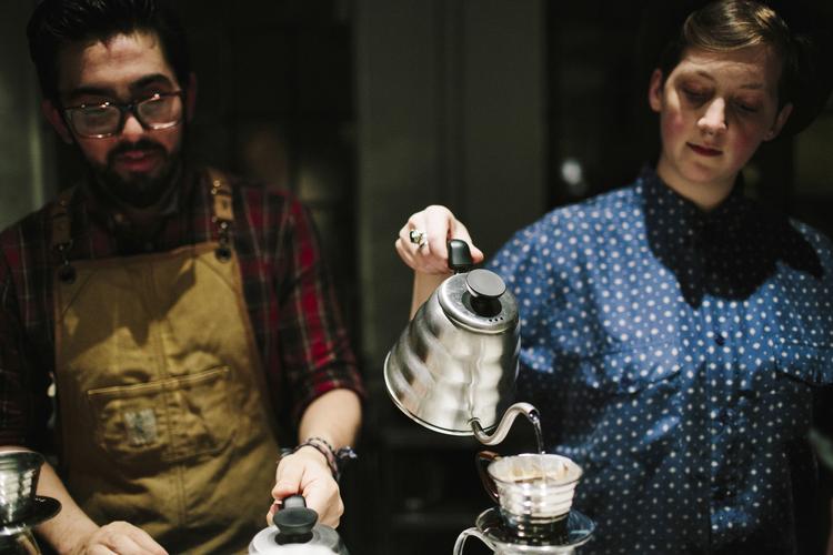 DRYP. Der demonstreres forskellige bryggemetoder - her er det Kalita Wave. 