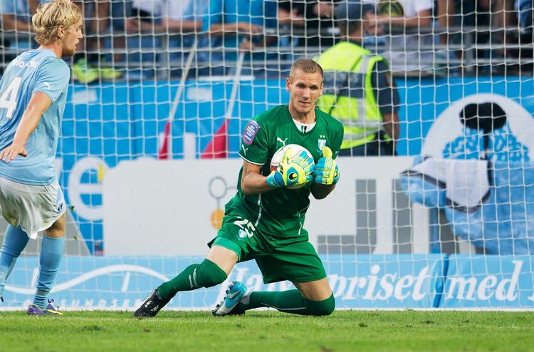 ’Svensker’. Robin Olsen er født i Sverige af danske forældre og har aldrig boet i Danmark.   Testkampe eller kampe på det svenske ligalandshold diskvalificerer ham dog ikke i forhold til det danske landshold. Det sker først, hvis han får spilletid i en EM-eller VM-kamp. 