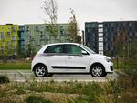 Kompakt. Den lille Renault Twingo har det bedst i bytrafik. Sidevind skubber ret hårdt til bilen. 