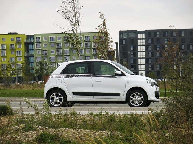 Kompakt. Den lille Renault Twingo har det bedst i bytrafik. Sidevind skubber ret hårdt til bilen. 