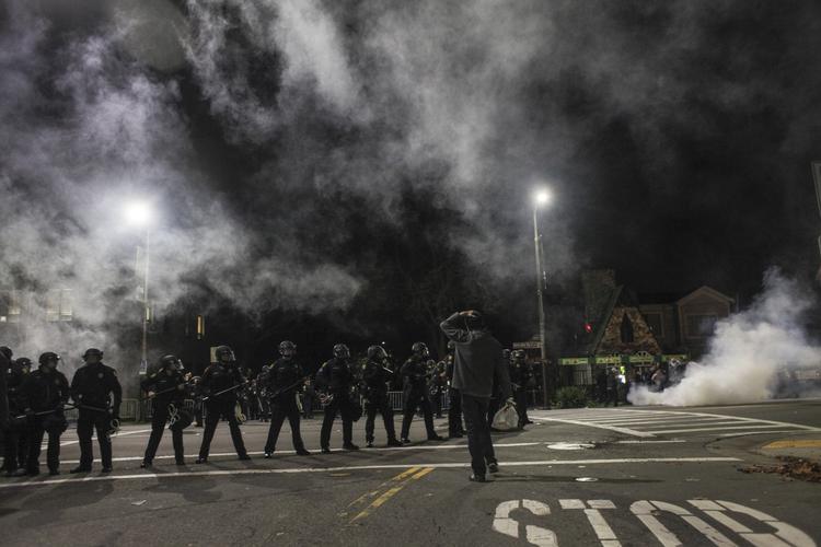 SAMMENSTØD. Betjente i Berkeley affyrede gasgranater for at sprede demonstranterne. 