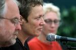 Dødsfald. Nina Færgemann (i midten) er død. Hun stod i mange år i spidsen for Midtfynsfestivalen, og her er hun ved festivalens pressemøde i 2000. 