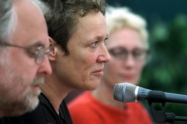Dødsfald. Nina Færgemann (i midten) er død. Hun stod i mange år i spidsen for Midtfynsfestivalen, og her er hun ved festivalens pressemøde i 2000. 