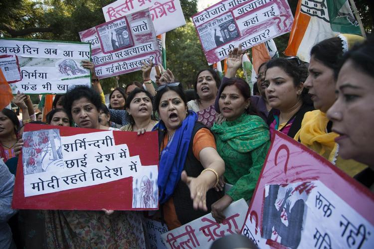 PROTESTER. Det har ført til protester i Indiens hovedstad New Delhi, at en chauffør fra Uber angiveligt har voldtaget en kvindelig passager. 