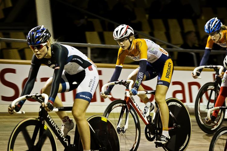 Regler. Amalie Dideriksen (i gult) vandt i 2013 12,5 km.  pointløb  ved DM i Banecykling og titlen som Årets Cykelrytter. Men i år er hun for ung til at deltage i sidstnævnte. 