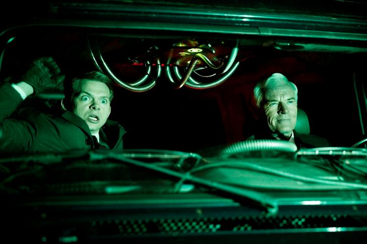 Agent Rød (Sigurd Holmen le Dous) og Agent Grå (Kurt Ravn) i en scene fra 'Tidsrejsen'. 