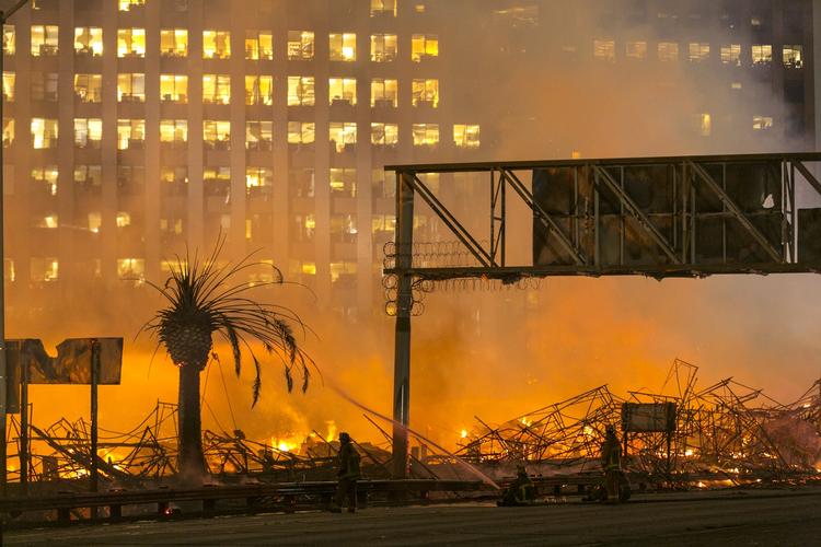 Alarm. Brandfolk i Los Angeles i Californien kæmper mod en brand i et lejlighiedskompleks, der var under opførelse tæt på en motorvej i millionbyen. 