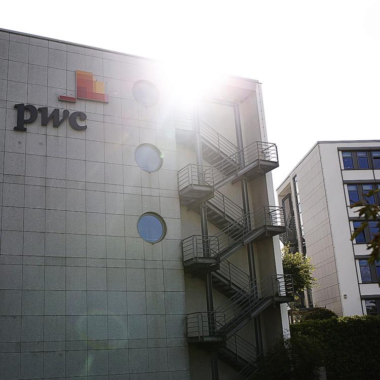 Skattetænkere. Revisionsfirmaet PWC's hovedsæde i Luxembourg. Firmaet er kommet i søgelyset, efter at en intern lækage har afsløret hemmelige skatteaftaler mellem Luxembourg og flere internationale firmaer. 