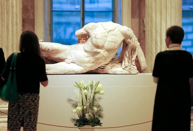 Gud. Flodguden Ilissos var oprindelig en del af udsmykningen af tempeltaget på Parthenon i Athen. 1801 fik lord Elgin osmannernes tilladelse til at fjerne flere af skulpturerne fra templet og fik dem til London. Nu udstilles flodguden i Rusland. Foto: AP 