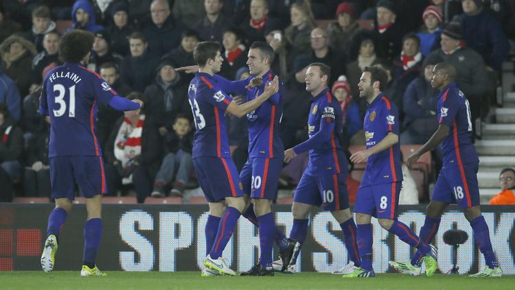 Målscorer. Manchester Uniteds Robin Van Persie fejrer sin scorin med holdkammerat Paddy McNair i kmapen mod Southampton. 