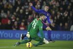 Nedtur. Målmand Fraser Forster blev to gange den lille i duellen mod Robin van Persie. 