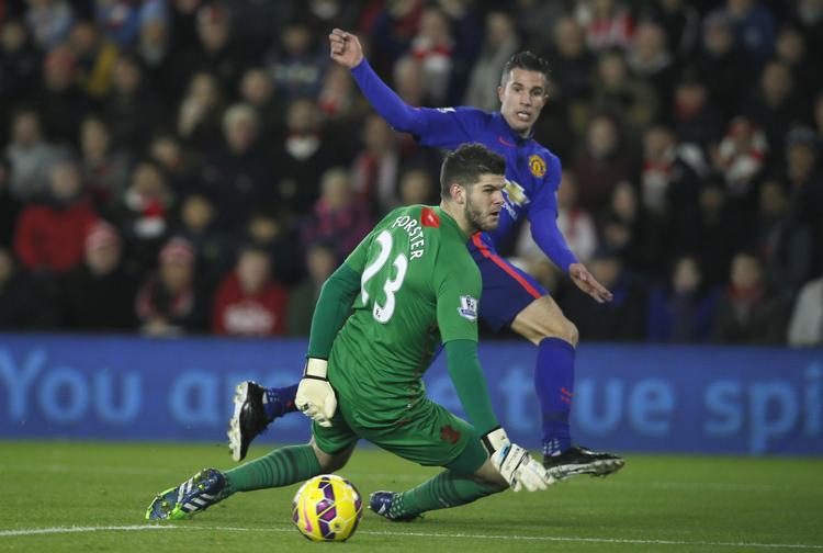 Nedtur. Målmand Fraser Forster blev to gange den lille i duellen mod Robin van Persie. 