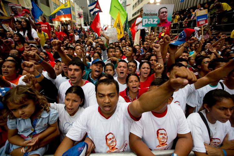 reaktion. Venezuelas præsident Nicolas Maduro trak støtter på gaden i oktober, men stemningen kan hurtigt vende, hvis han fjerner eller skærer i støtten til benzinprisen. 